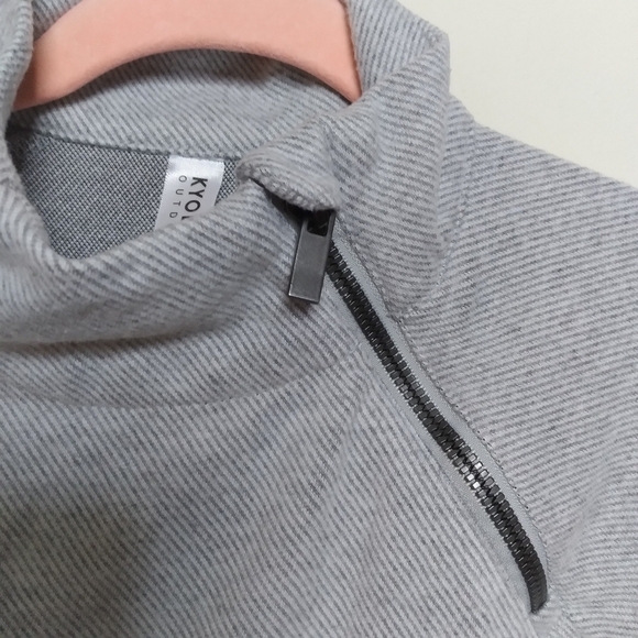 Kyodan Neutral Gray Cozy Karma Asymmetrical Hem Pullover Sweatshirt Size Small - Picture 6 of 9